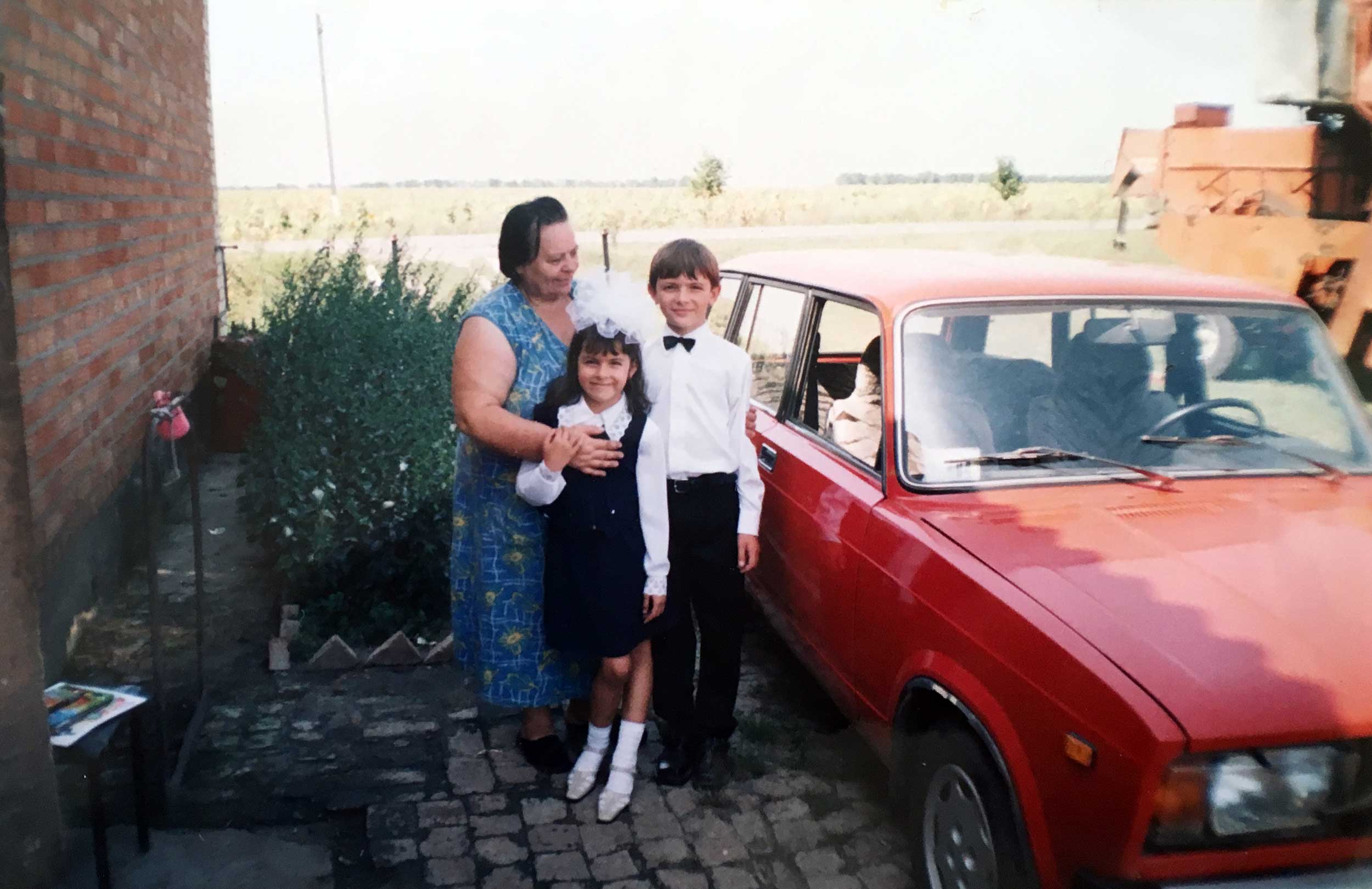 Alexander Fufaev mit Schwester bei Großeltern Garten
