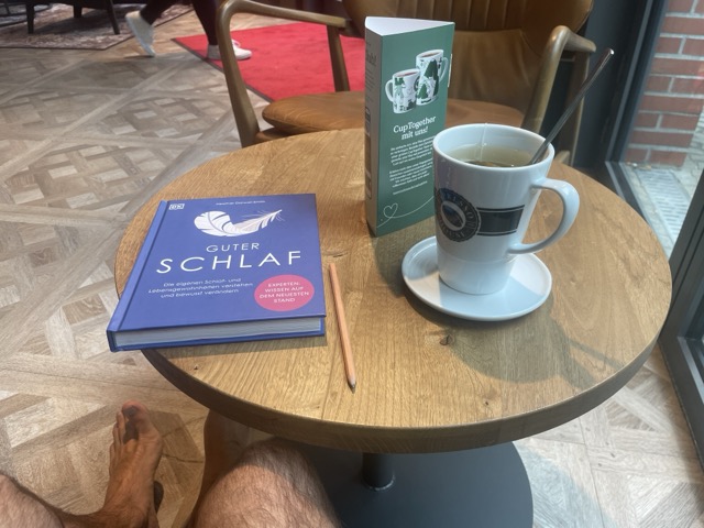 Lesen und Lernen im Café