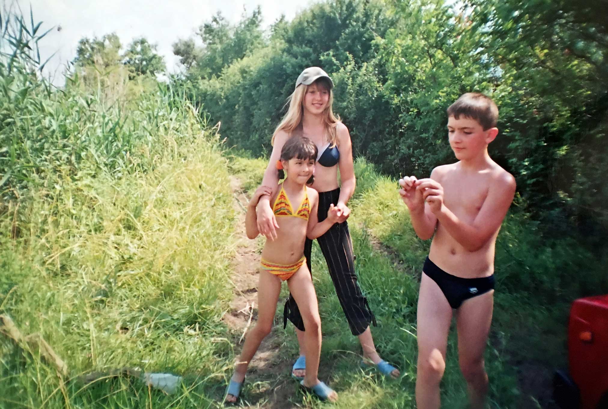 Alexander Fufaev mit Schwester und Cousine am Teich