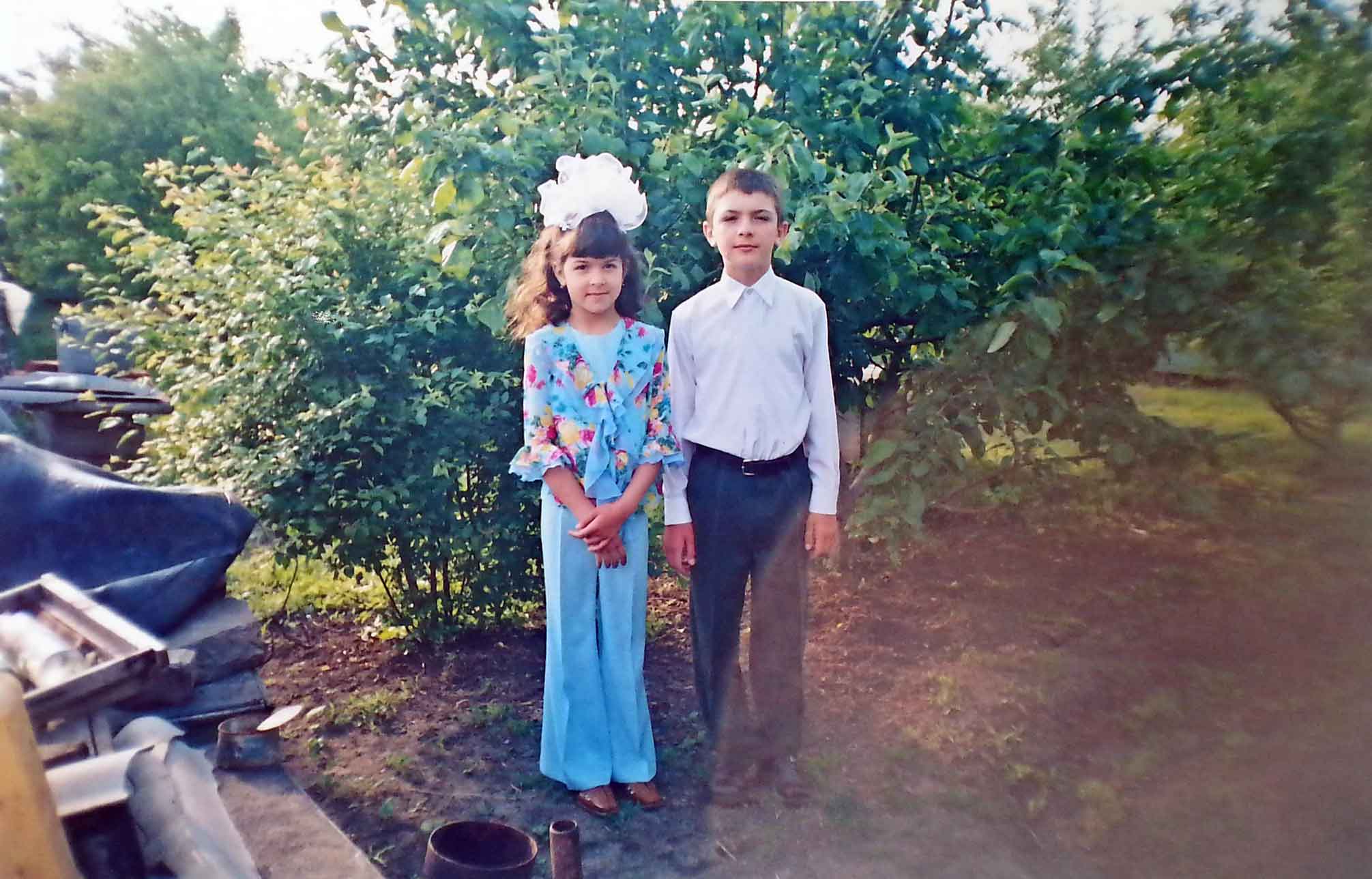 Alexander Fufaev im Garten der Großeltern am Tag der Einschulung