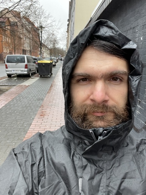 Alexander Fufaev im Regenponcho