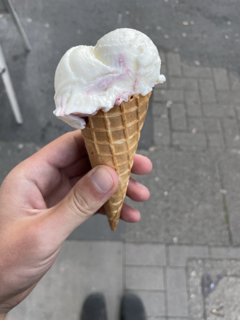 Alexander Fufaev isst Eis von Gelatok in Hannover