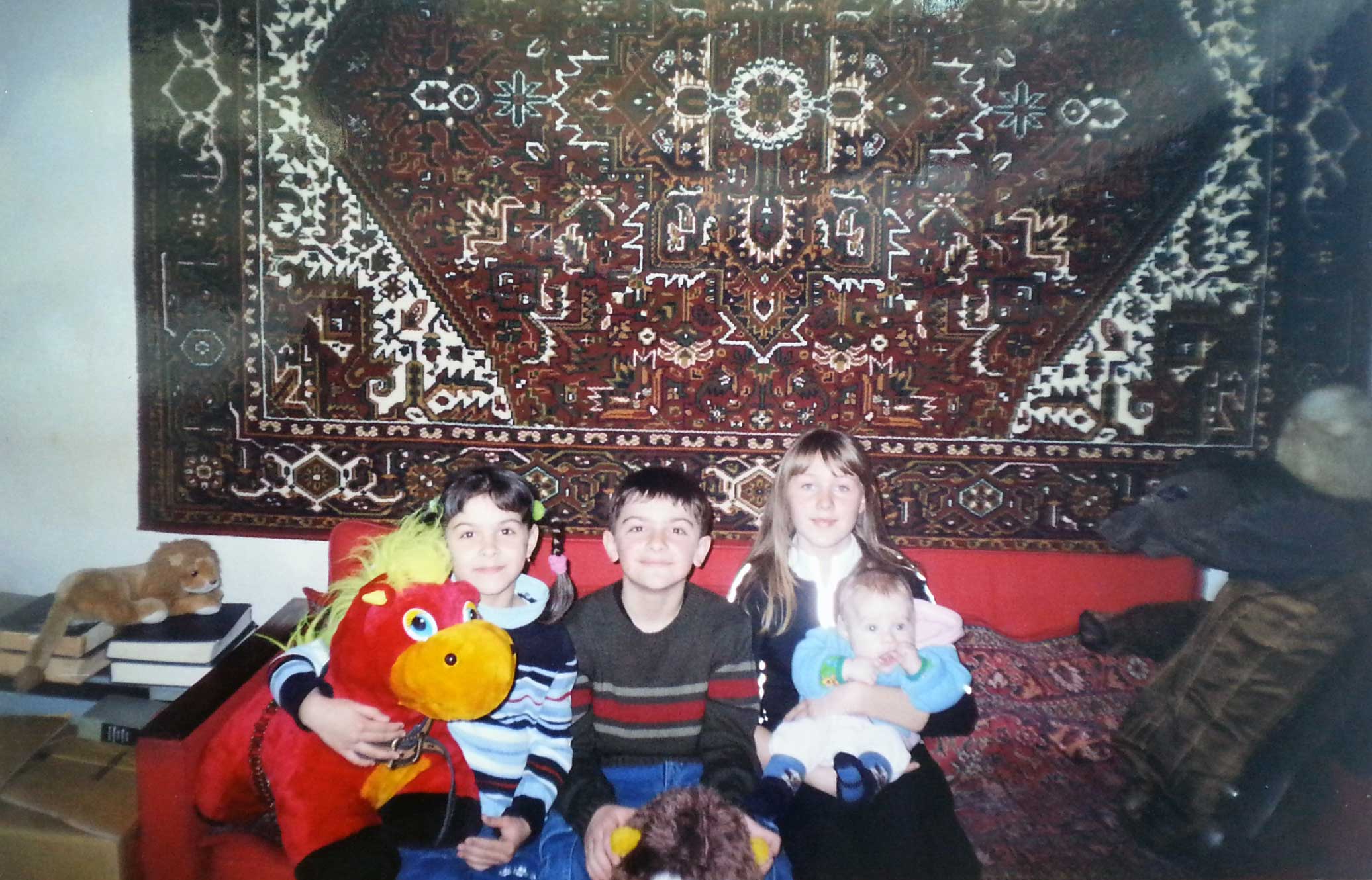 Alexander Fufaev Mit Cousine, dem kleinen Cousin und meiner Schwester im Haus der Großeltern.