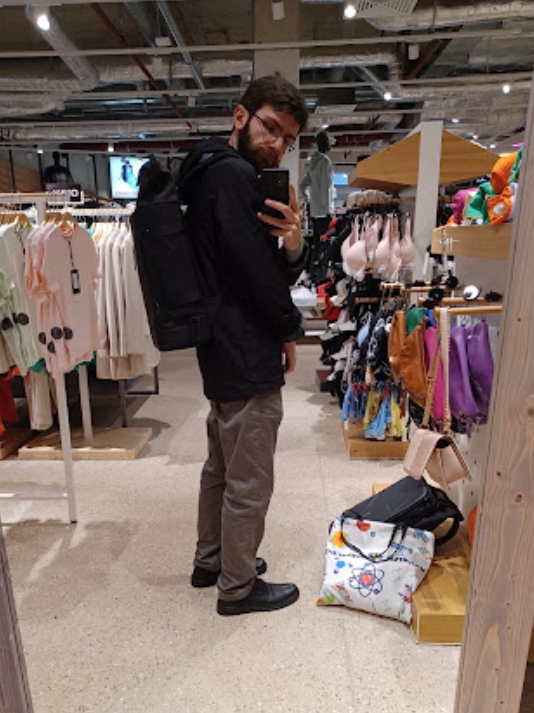 Alexander Fufaev hat einen neuen Rucksack gekauft (April 2023)