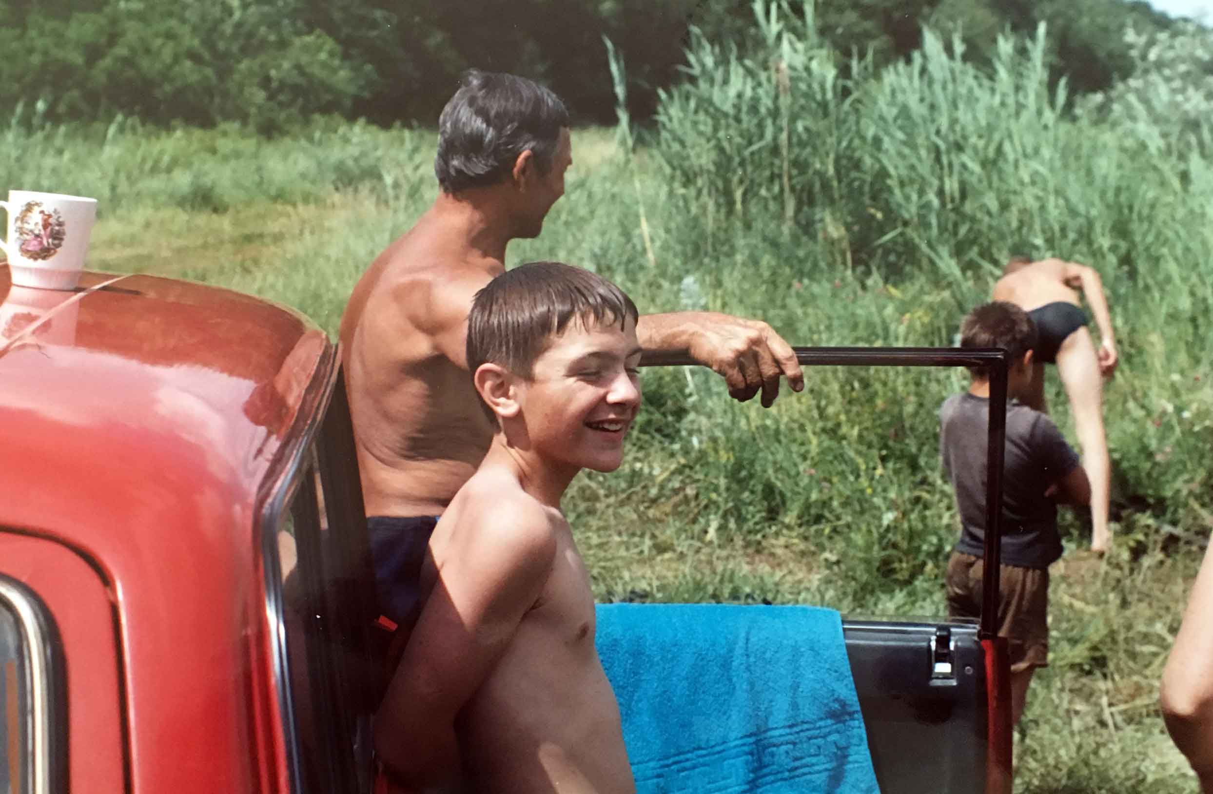 Alexander Fufaev mit Opa am Teich