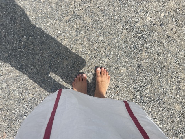 Barfuß auf dem Schotter