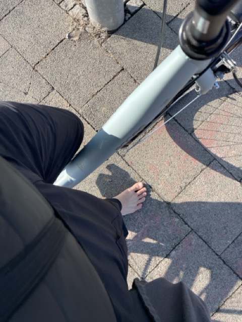 Barfuss Fahrrad fahren