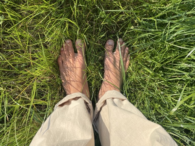 Barfuss im Gras