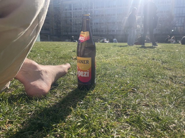 Barfuß im Gras