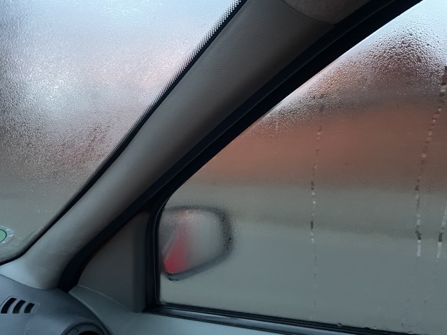 Beschlagene Fenster im Auto