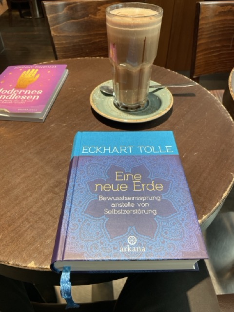 Eine neue Erde von Eckhart Tolle lesen im Café von Hugendubel