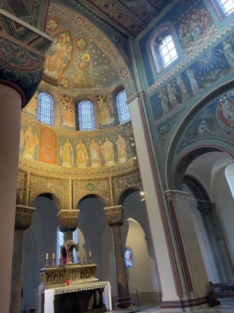 St. Godehard Gemälde an den Wänden