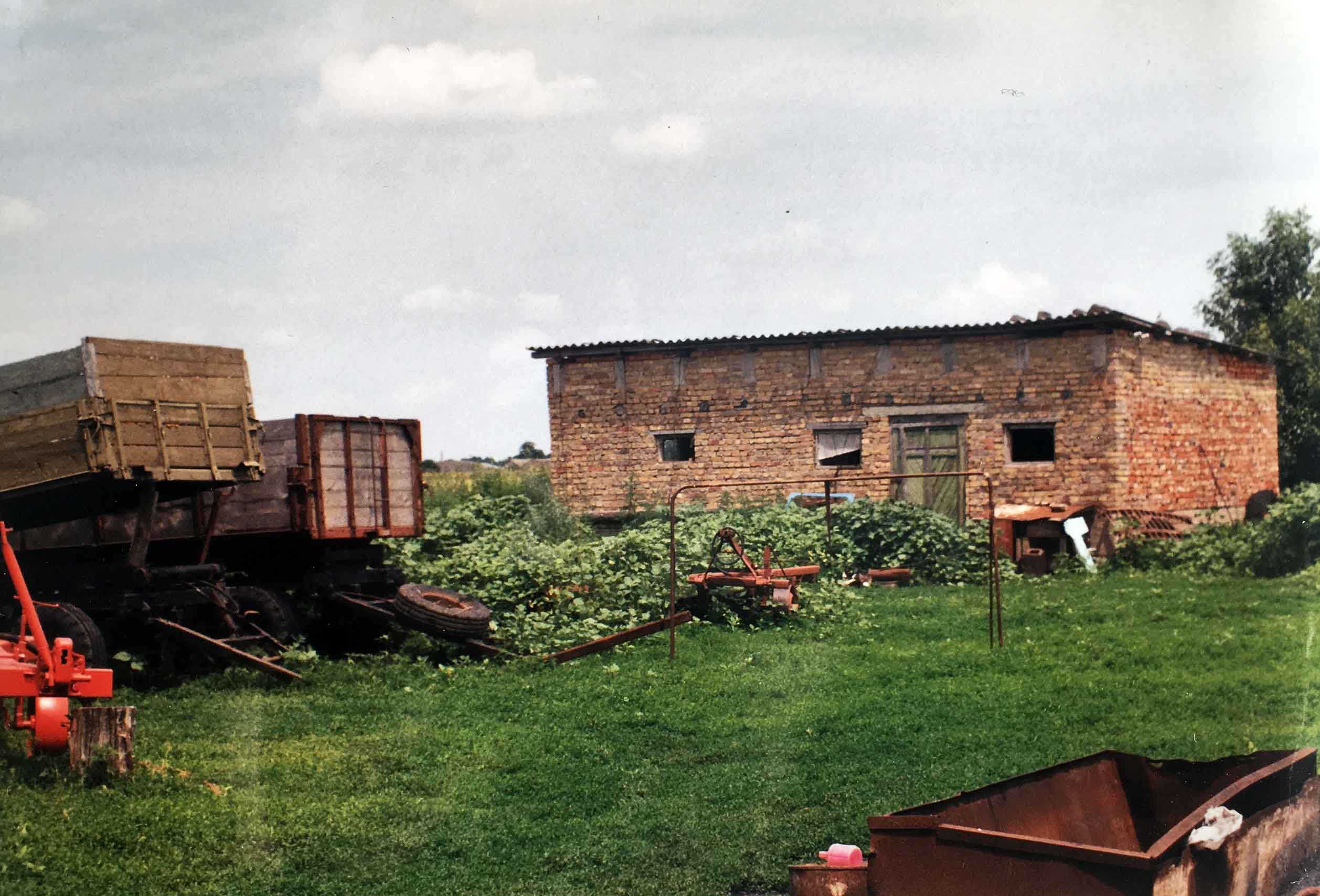 Scheunen und Anhänger in Kharkovskiy, Russland 2002