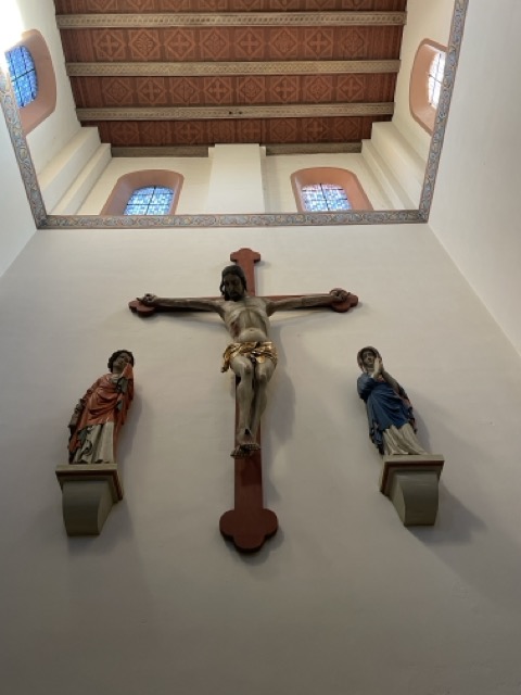 St. Godehard großes Kreuz an der Wand