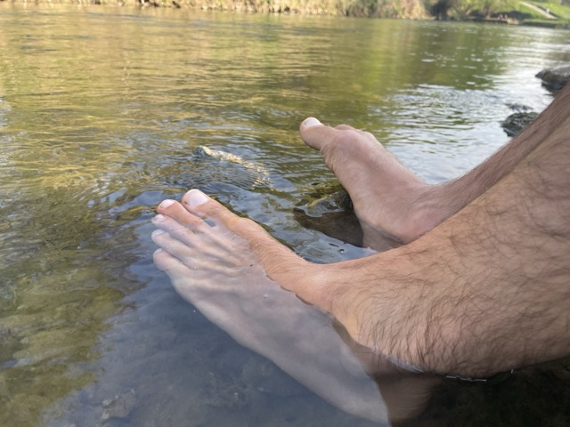 Im Fluss Innerste Füße abtauchen