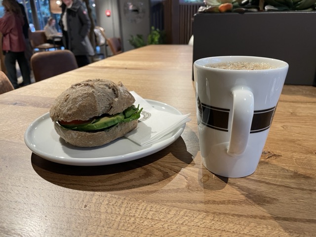 Kaffee und veganes Brötchen