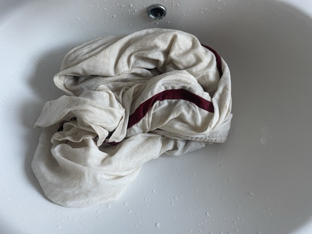 Kleidung in der Dusche waschen