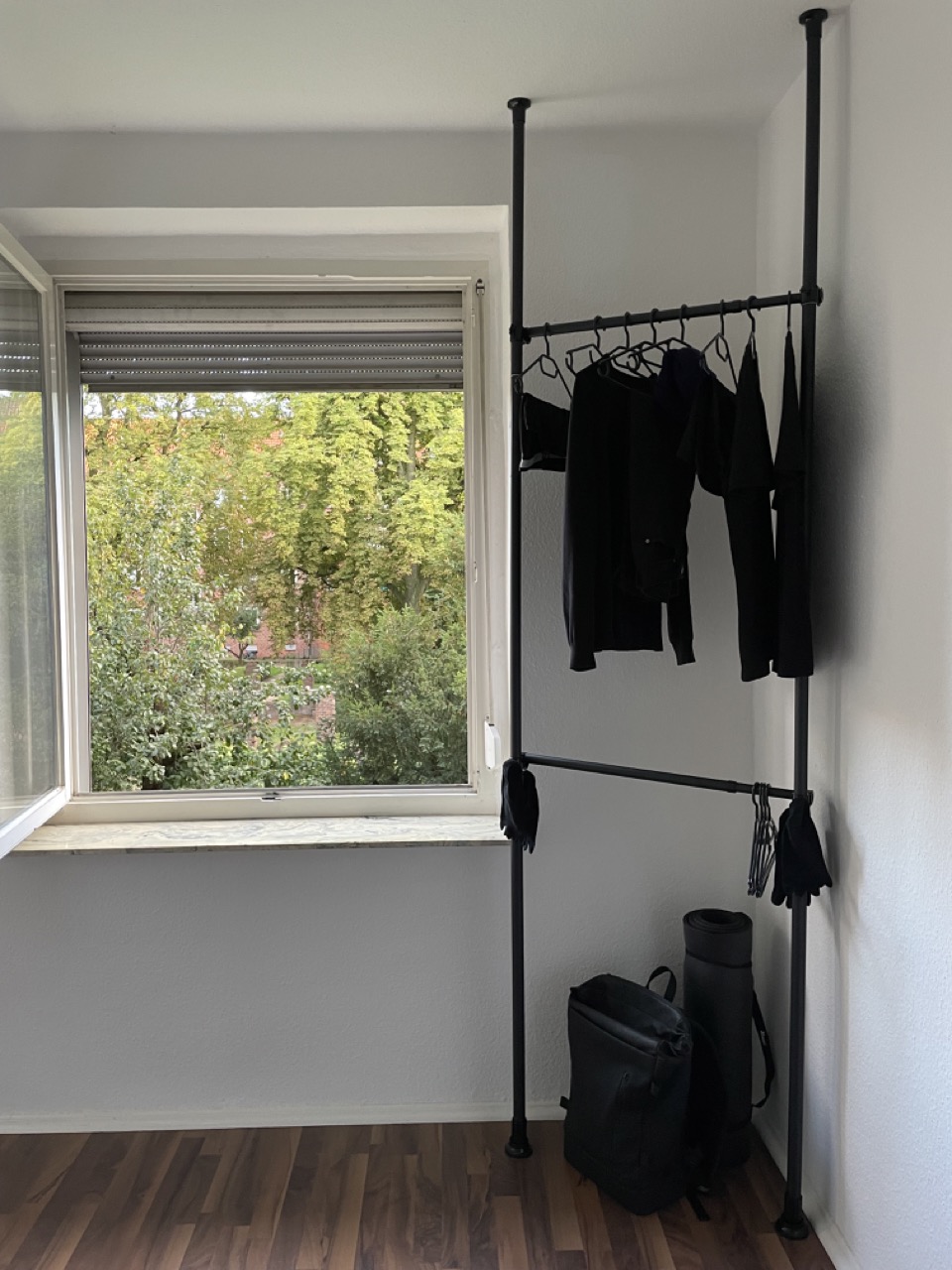 Minimalistisches Zimmer mit der Teleskop-Garderobe.