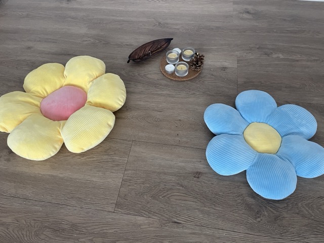 Minimalistischer Essplatz auf dem Boden - ohne Möbel.