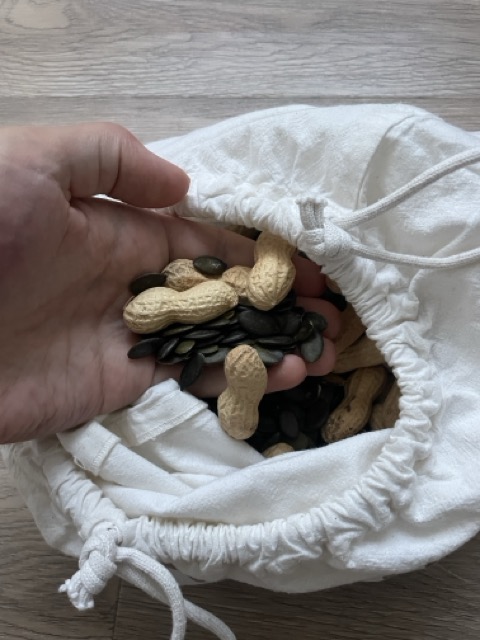 Nüsse in Stofftasche lagern