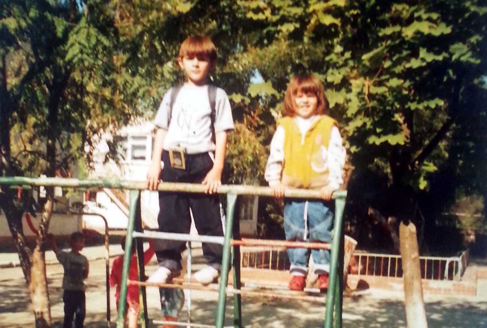 Alexander Fufaev mit seinem Walkman und seiner Schwester auf dem Schulhof