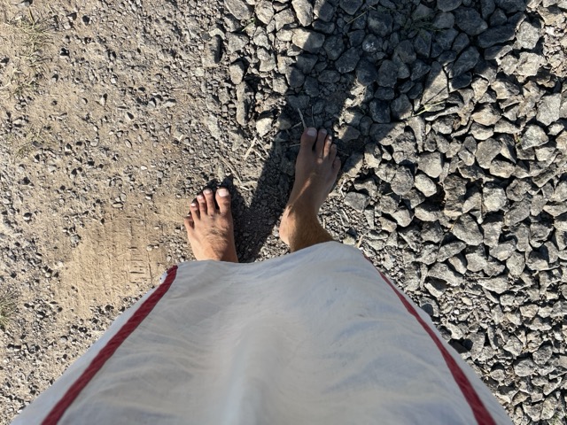 Barfuß über die Schottersteine