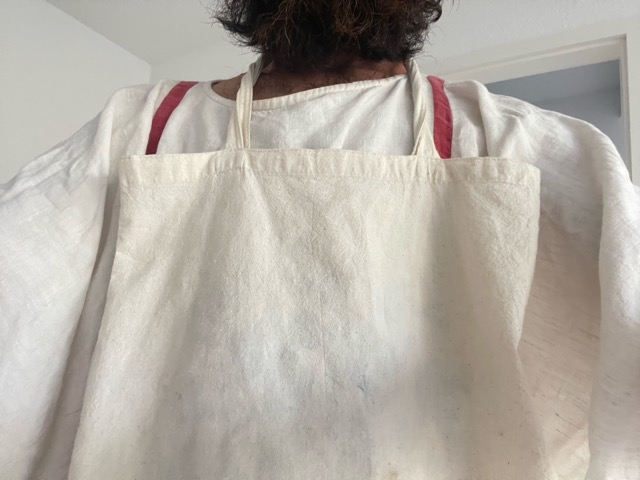 Stofftasche unter der Kleidung verstecken