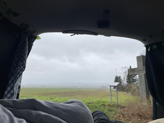 Ausblick durch den Kofferraum bei Vanlife