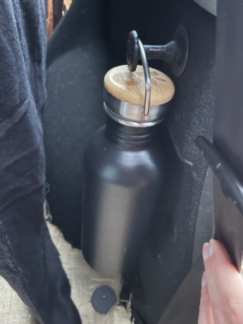 Wasserflasche im Auto aufhängen